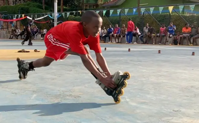 Umwana uri gukora Skating ku kigo cya Kimisagara i Kigali