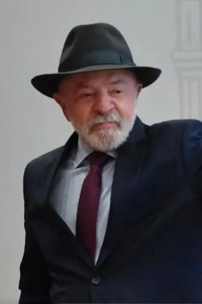 Lula usando um chapéu preto e terno com gravata