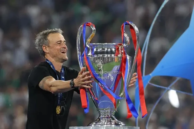 Luis Enrique tient la Coupe d'Europe