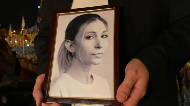 ウクライナ人ジャーナリストのウィクトリイア・ロシュチナさんの遺影