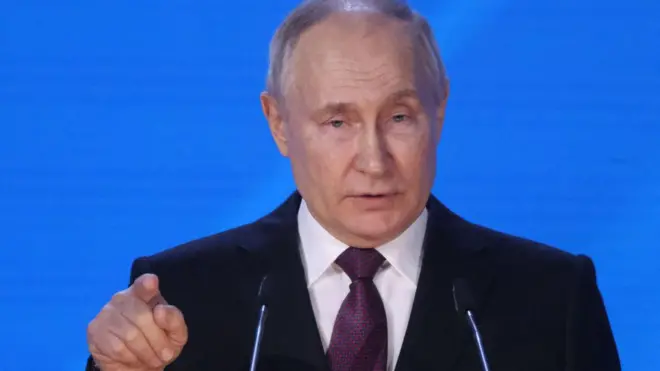 ইউক্রেনে অভিযান পিছিয়ে দেয়ার অনুরোধ প্রেসিডেন্ট পুতিন নাকচ করছিলেন।