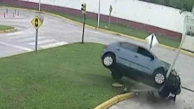 Kvačilo, kočnica i gas: Argentinka udarila u banderu tokom polaganja vožnje