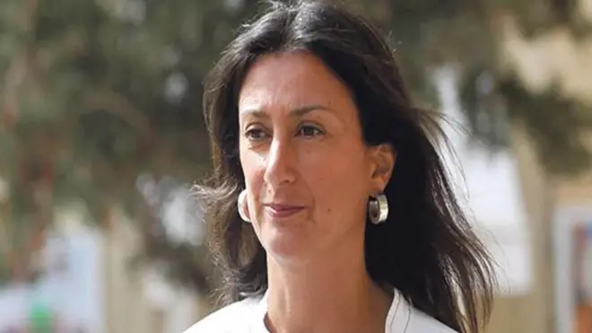 قُتلت الصحفية الاستقصائية دافني كاروانا غاليزيا التي أثارت مدوناتها الفاضحة للسياسيين والمسؤولين في البلاد ضجة كبيرة بفضيحة أوراق بنما في مالطا