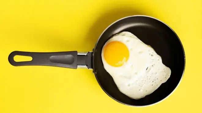 هل البيض يسبب أمراض القلب أم يقي منها؟