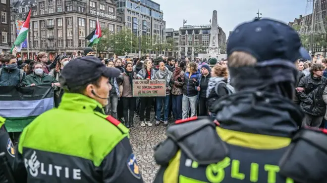 Maç günü yapılan protesto eylemlerinden bir kare.