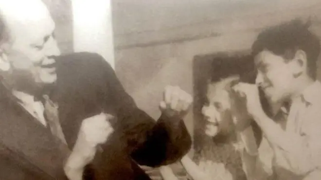 کے ایم کریاپا اپنے بچوں کے ساتھ کھیلتے ہوئے