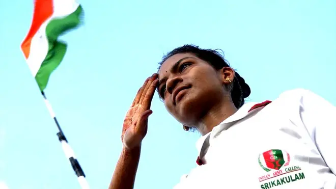 ఆర్మీలో చేరేందుకు శిక్షణ పొందుతున్న అమ్మాయి