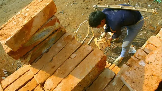 过去5年，中国工会为500万名农民工追讨300亿元人民币。（资料图片）