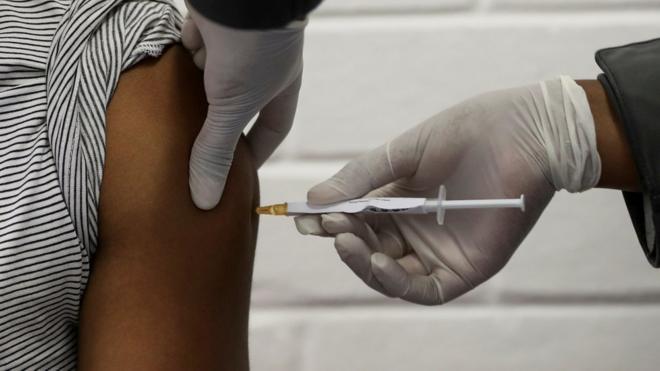 許多過去不接種流感疫苗的香港市民今年都希望接種，令流感疫苗需求較過往多兩倍。
