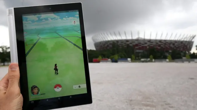 Ловля покемонов заводит игроков в буквальном смысле куда угодно (на фото - новый стадион в Варшаве)