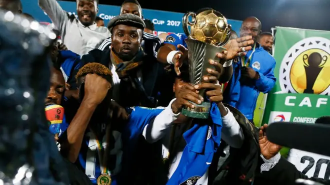 Les joueurs et les supporters Rd congolais de TP Mazembe célèbrent le doublé en coupe de la CAF