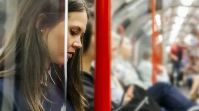 لندن میں پبلک ٹرانسپورٹ پر گھورنے کے خلاف مہم کا آغاز