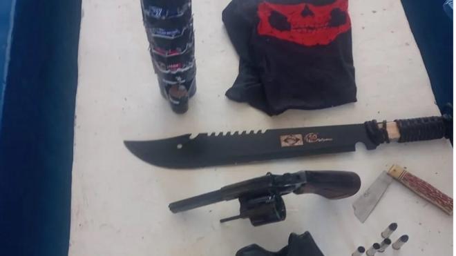 Revólver, duas armas brancas e objeto semelhante a bomba caseira após apreensão policial