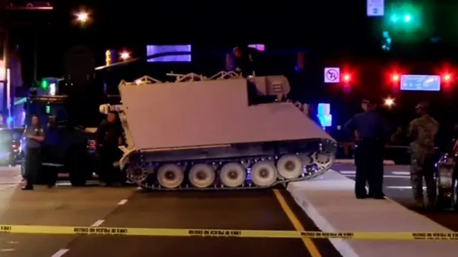 БТР остановили, окружив его полицейскими машинами.