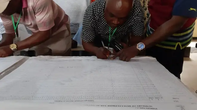 INEC Returning officers dey fill result sheets afta February 23 Presidential election