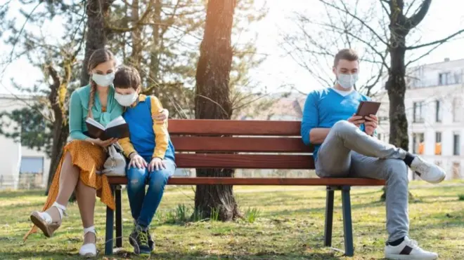 تُطبق قاعدة التباعد الاجتماعي في ظل تزايد خطر استنشاق رذاذ ناتج من سعال شخص مصاب