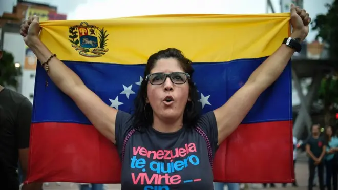 Warga Venezuela yang menentang kebijakan pemerintahan Maduro. Dan juru bicara kelompok oposisi, Carlos Ocariz mengomentari kasus penembakan dan mengatakan: "Kami meratapi kejadian itu, dengan rasa sakit yang tak terkira."