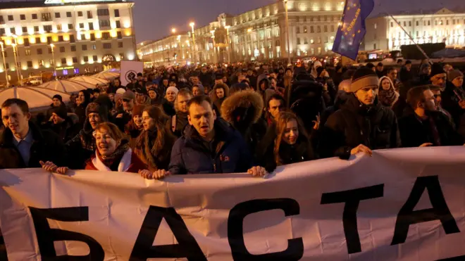Серия митингов против декрета началась несколько дней назад (на фото участники митинга 17 февраля)