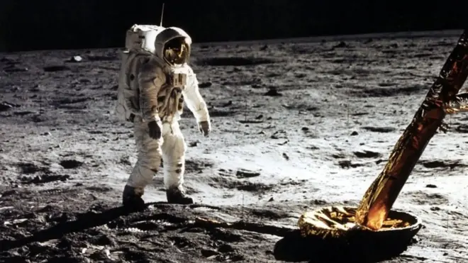 دس سال قبل انسان نے پہلی دفعہ چاند کی سطح پر قدم رکھا تھا۔ اس ویڈیو میں دیکھیے اس تاریخی واقع کے بارے میں کچھ دلچسپ حقائق اور اعداد و شمار جو شاید اس سے پہلے آپ کو معلوم نہ ہوں۔