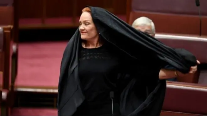 Pauline Hanson membuka burkanya dalam sidang senat bulan lalu.