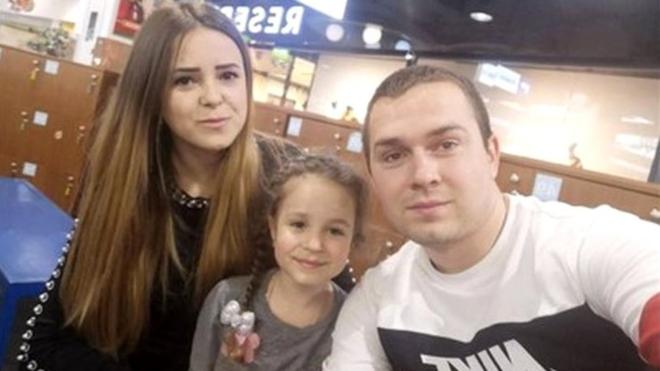 Imagen de Oleg con su esposa Irina y su hija Sofia.