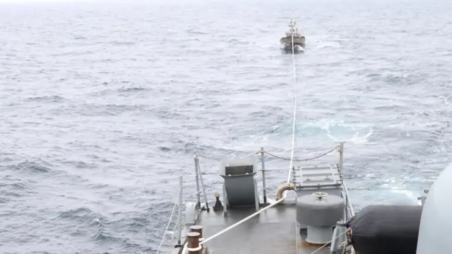 북한 어선이 NLL 이남까지 떠내려오는 겨우는 종종 발생한다. 위 사진은 지난 11일 속초 동북방 161km 지점(NLL 이남 약 5km 지점)에서 표류중인 북한 어선 1척을 우리 해군 함정이 발견해 예인하고 있는 모습