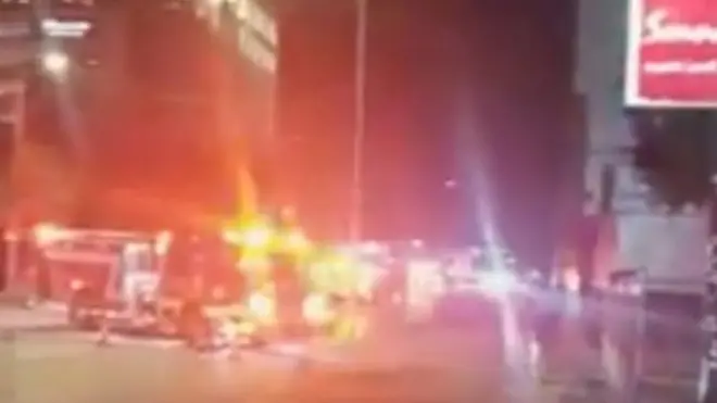 ماشین‌های آتش‌نشانی در اطراف ساختمان کنسولگری چین در هیوستون