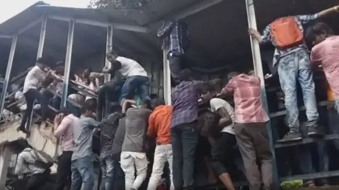 शुक्रवारी झालेल्या चेंगराचेंगरीत 22 लोकांचे प्राण गेले.