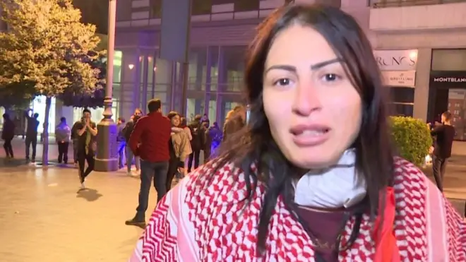 متظاهرة لبنانية