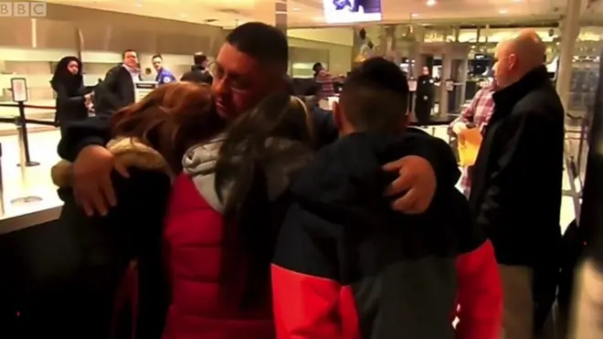 Хорхе Гарсія прощається з родиною перед депортацією