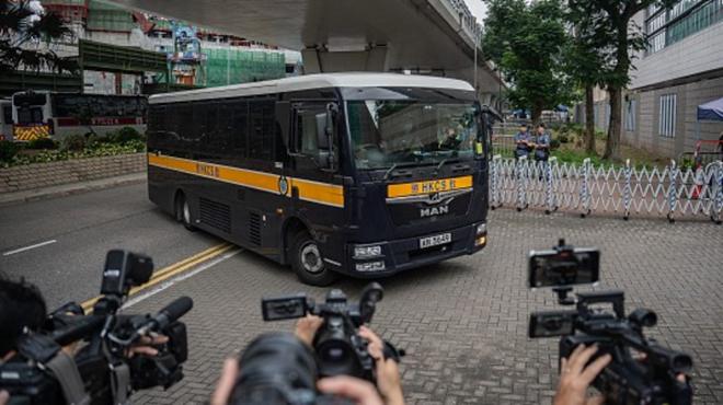 一辆囚车到达香港西九龙法院