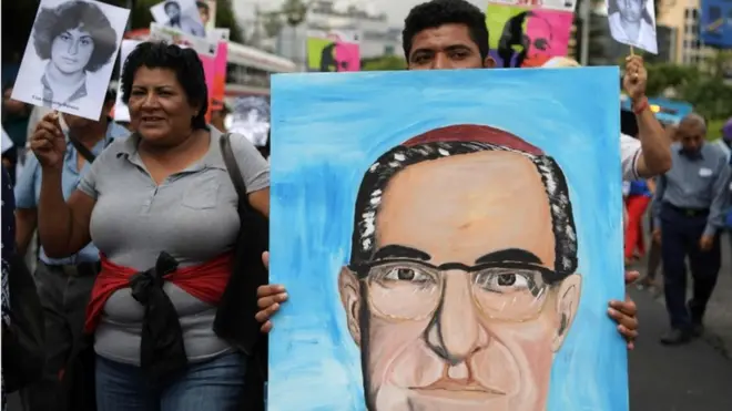 Cientos de personas marcharon en San Salvador para pedir que se agilice el proceso legal contra los asesinos del obispo.