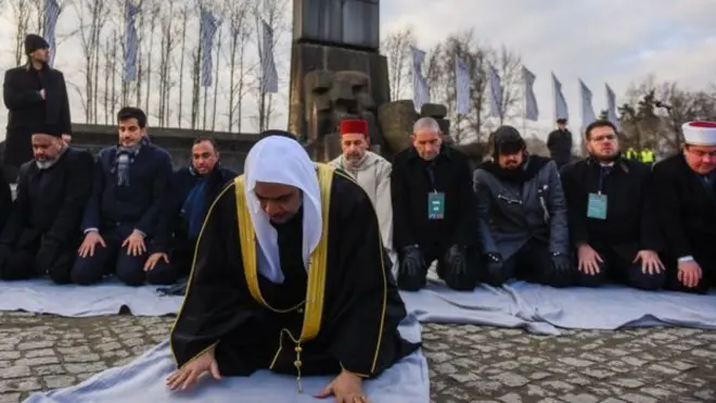 الشيخ محمد العيسى رئيس رابطة العالم الإسلامي يؤدي الصلاة في معسكر اوشفيتز