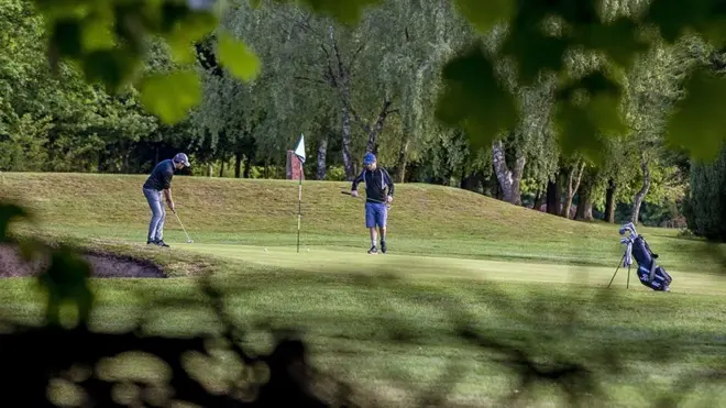 Qolf oyunçuları Liverpulda Allerton Manor meydançasına toplaşıblar. İngiltərədə tennis, su idman növləri və balıqçılıq kimi fəaliyyət növlərinə qoyulan məhdudiyyətlər yumşaldılıb.