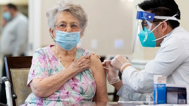 Existem pelo menos quatro fatores que ajudam a explicar a quedataxacao apostas esportivasproteção das vacinas entre os mais velhos