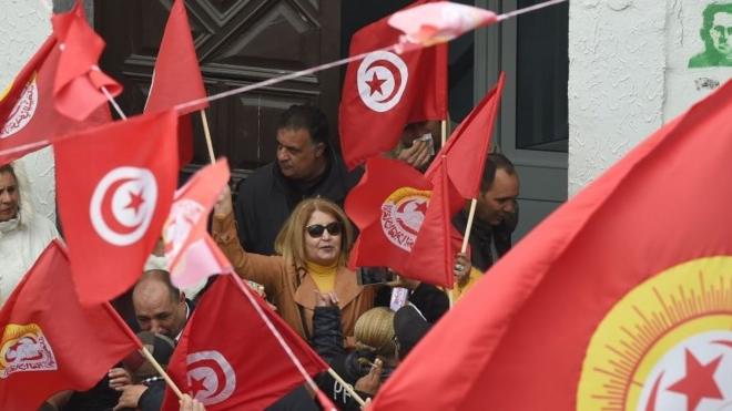 متظاهرون يحملون الاعلام التونسية