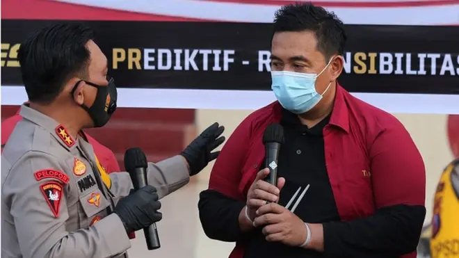 Kapolda Sumatera Utara Irjen Pol Panca Putra Simanjuntak (kiri) menginterogasi salah satu tersangka penyalagunaan alat swab tes cepat antigen bekas saat rilis kasus di Polda Sumatera Utara, Medan, Sumatera Utara, Kamis (29/4). Polda Sumatera Utara menangkap lima orang tersangka berinisial RN, AD, AT, EK dan EL serta mengamankan sejumlah barang bukti berupa alat swab antigen bekas yang siap untuk digunakan.
