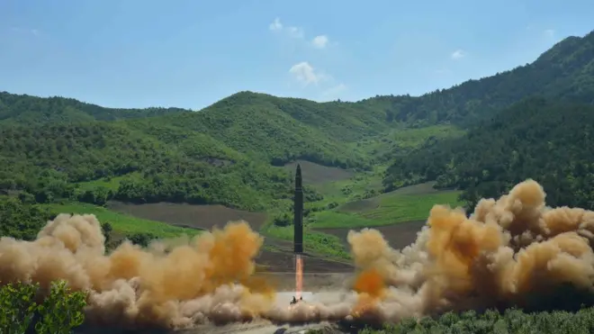 Pyongyang mengatakan Hwasong-14 mencapai ketinggian 2.802km dan terbang sejauh 933km selama 39 menit sebelum mencapai sasarannya di laut.