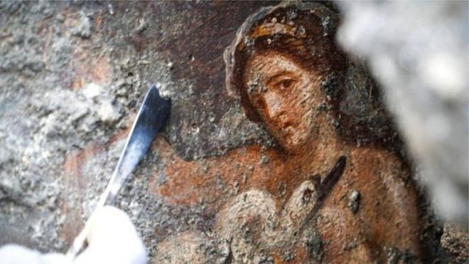 Частина фрески з зображенням Леди на розкопках
