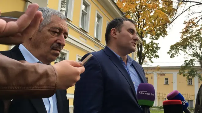 Адвокаты обвиняемых Муса Хадисов и Заурбек Садаханов уверены в том, что процесс будет "интересным", и обещали преподнести стороне обвинения ряд сюрпризов