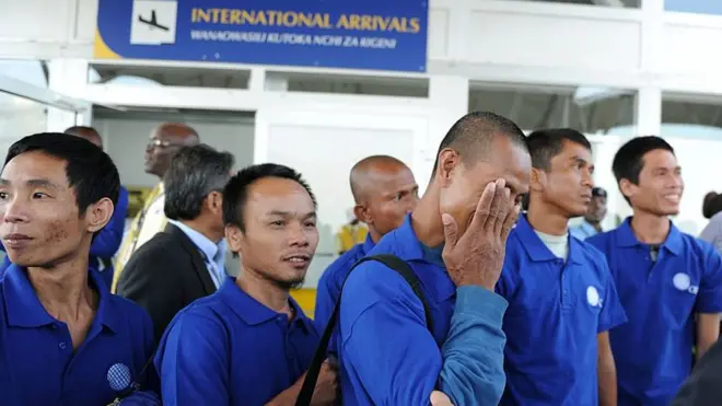 Arrivée des ex-otages asiatiques à l'aéroport, joyeux et émus en même temps