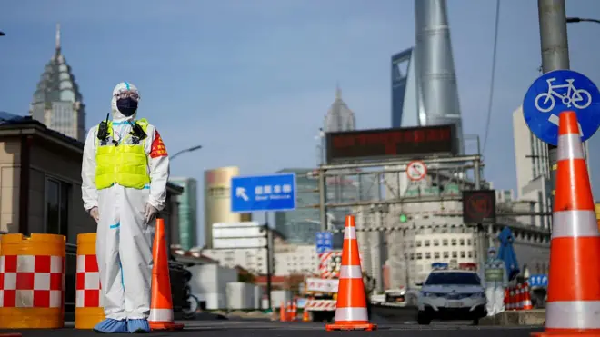 一名站在上海交通管制路口的工作人員