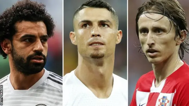ينافس محمد صلاح (يسار) كرستيانو رونالدو ولوكا مودريتش على جائزة الفيفا أفضل لاعب في العالم 2018