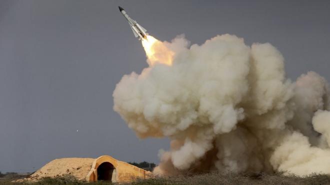 Un misil iraní S-200 disparado desde la ciudad de Bushehr durante un ejercicio militar.