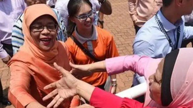 طغى انتقاد لطريقة وصول حليمة يعقوب للرئاسة على حقيقة كونها المرأة الأولى التي ستحكم سينغافورة