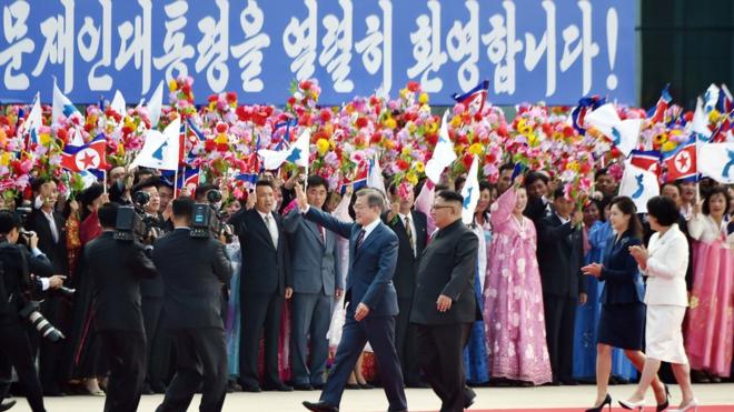 한국 문재인 대통령의 방북을 환영하는 인파 속 현수막