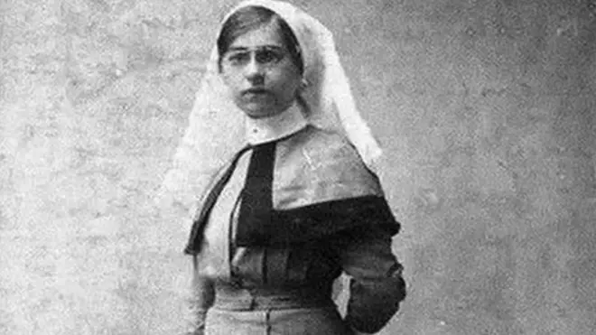 Нелли Cпиндлер - одна из сестер, работавших вместе с докторами во временных больницах на расстоянии вытянутой руки от линии фронта