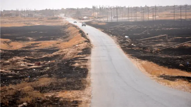 قوات الحشد الشعبي على قرب الحدود السورية في مناطق مدمرة