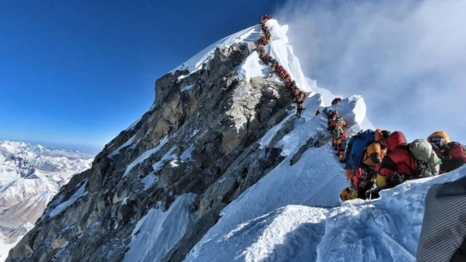 에베레스트 등반객은 최근 급증한 바 있다. 이번 조치로, 셰르파들 생계에 영향이 불가피하다