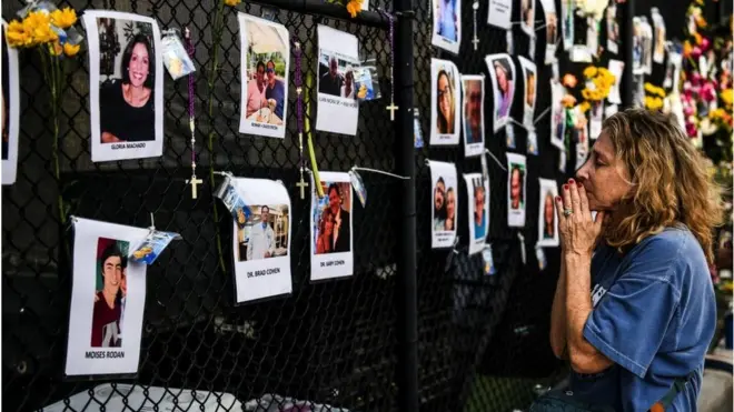 Familiares y amigos rezan para que alguno de los desaparecidos tras el derrumbe del edificio en Miami pueda ser localizado con vida.